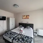 и студиа алекса And Alexa Apartman *