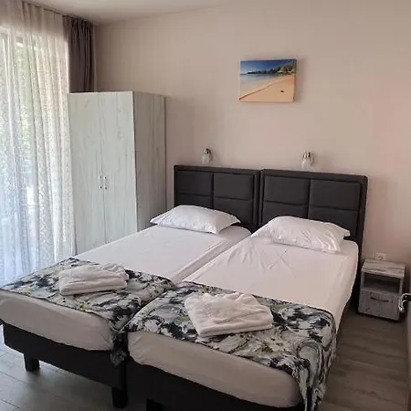 и студиа алекса And Alexa *